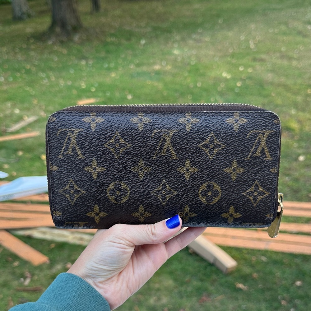 Louis Vuitton Monogram Zippy Wallet - Picture 2 of 16